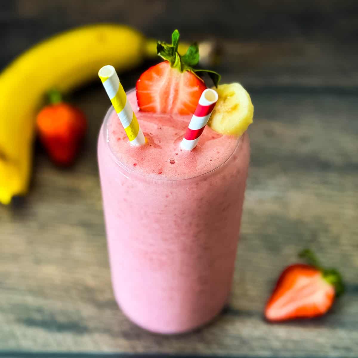 Easy 4-Ingredient Strawberry Banana Smoothie: Quick & Creamy